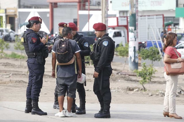 Un joven consulta a agentes de la PNP cuáles son los paraderos del transporte formal que viene operando. Foto: Joseph Angeles/ @photo.gec