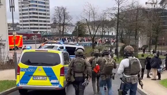 Miembros de la policía en el instituto Wuppertal donde se ha producido el ataque. (Foto: captura de video)