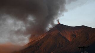 Guatemala cierra su principal aeropuerto por erupción del volcán de Fuego