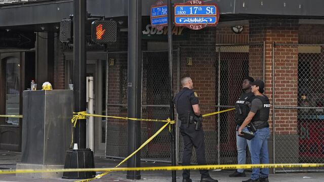 Tiroteo en una fiesta de Halloween deja al menos dos muertos y 18 heridos en una calle de Tampa