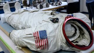 El traje espacial de Neil Armstrong sufre una inevitable desintegración | VIDEO