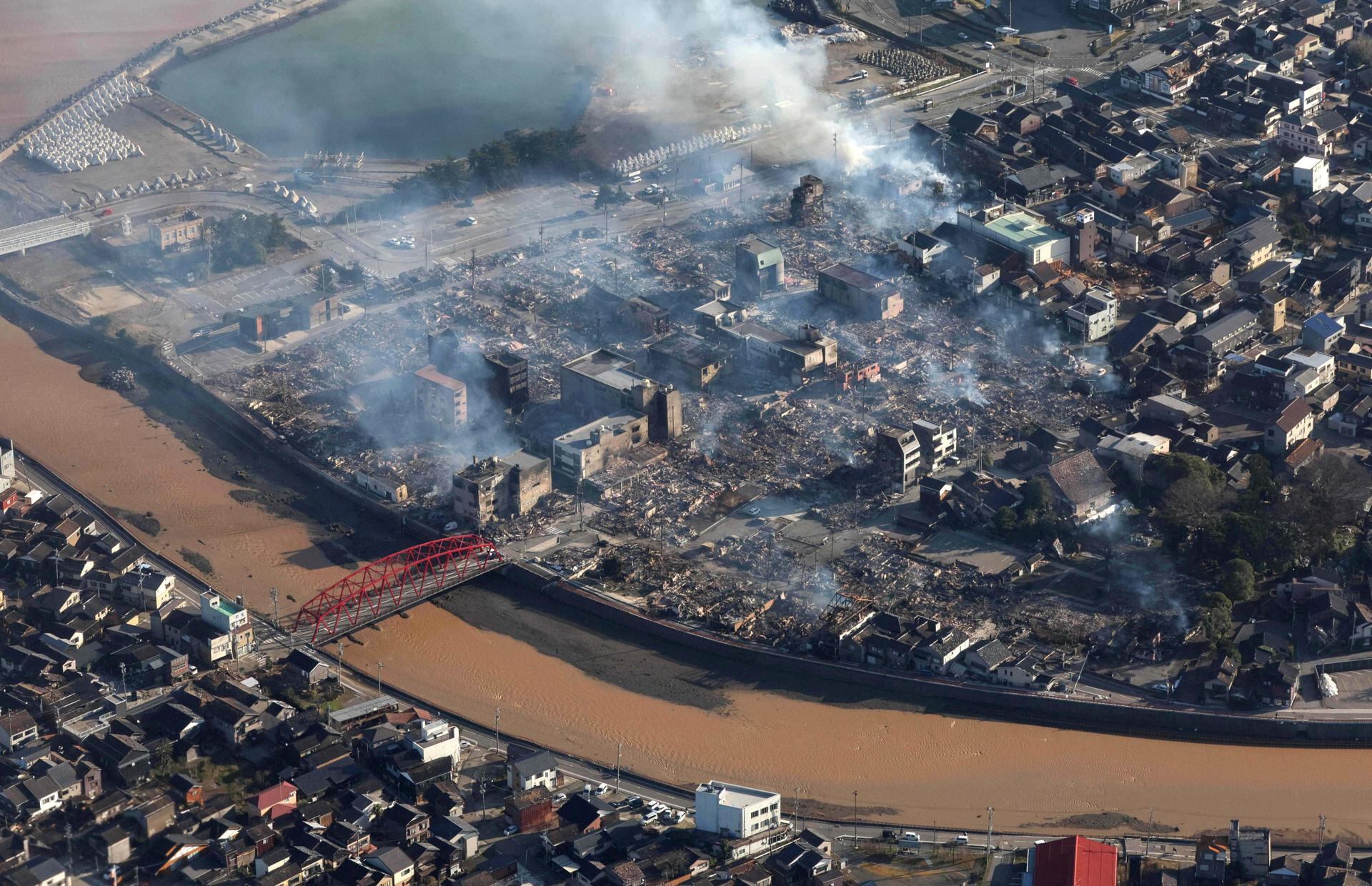 Una vista aérea muestra la ciudad dañada de Wajima por un fuerte terremoto, en el centro de Japón, el 2 de enero de 2024. (EFE/EPA/JIJI PRESS JAPAN).