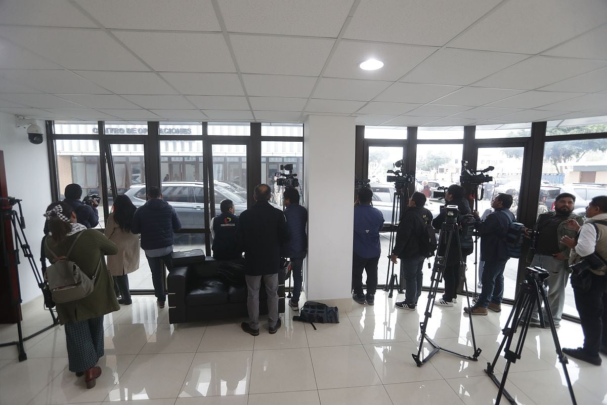 Dina Boluarte declaró ante cámaras y fotógrafos pero no ante periodistas, que fueron apartados a otra sala frente al COEN. (Foto: Alessandro Currarino / @photo.gec)