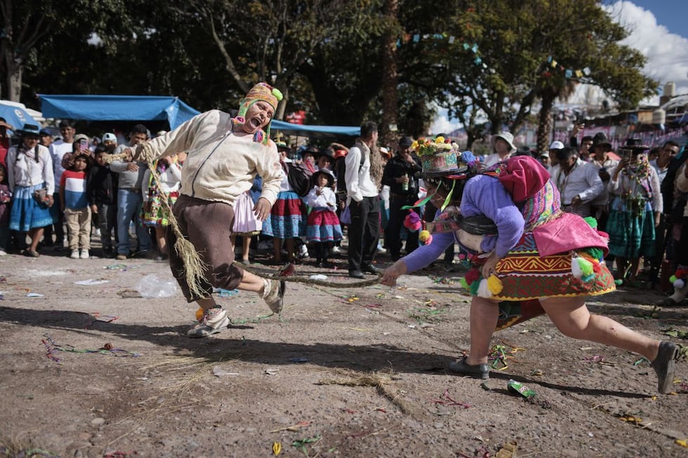 En Huanta, los bailes de carnavales se coronan con representaciones de Takanakuy entre hombres y mujeres, manifestación cultural andina que combina ritual, justicia comunitaria y catarsis colectiva. (Foto: Richard Hirano)