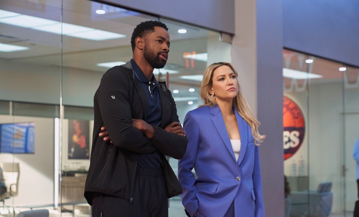 Jay Ellis y Kate Hudson en "Running Point".