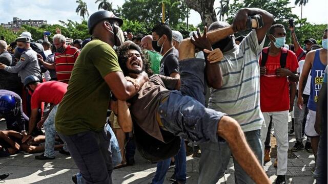 La incertidumbre de los familiares de los detenidos en las protestas en Cuba y los testimonios de abusos en las cárceles