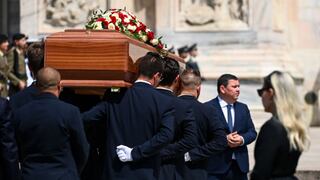 Miles de personas rinden un último homenaje a Berlusconi en su funeral en Milán
