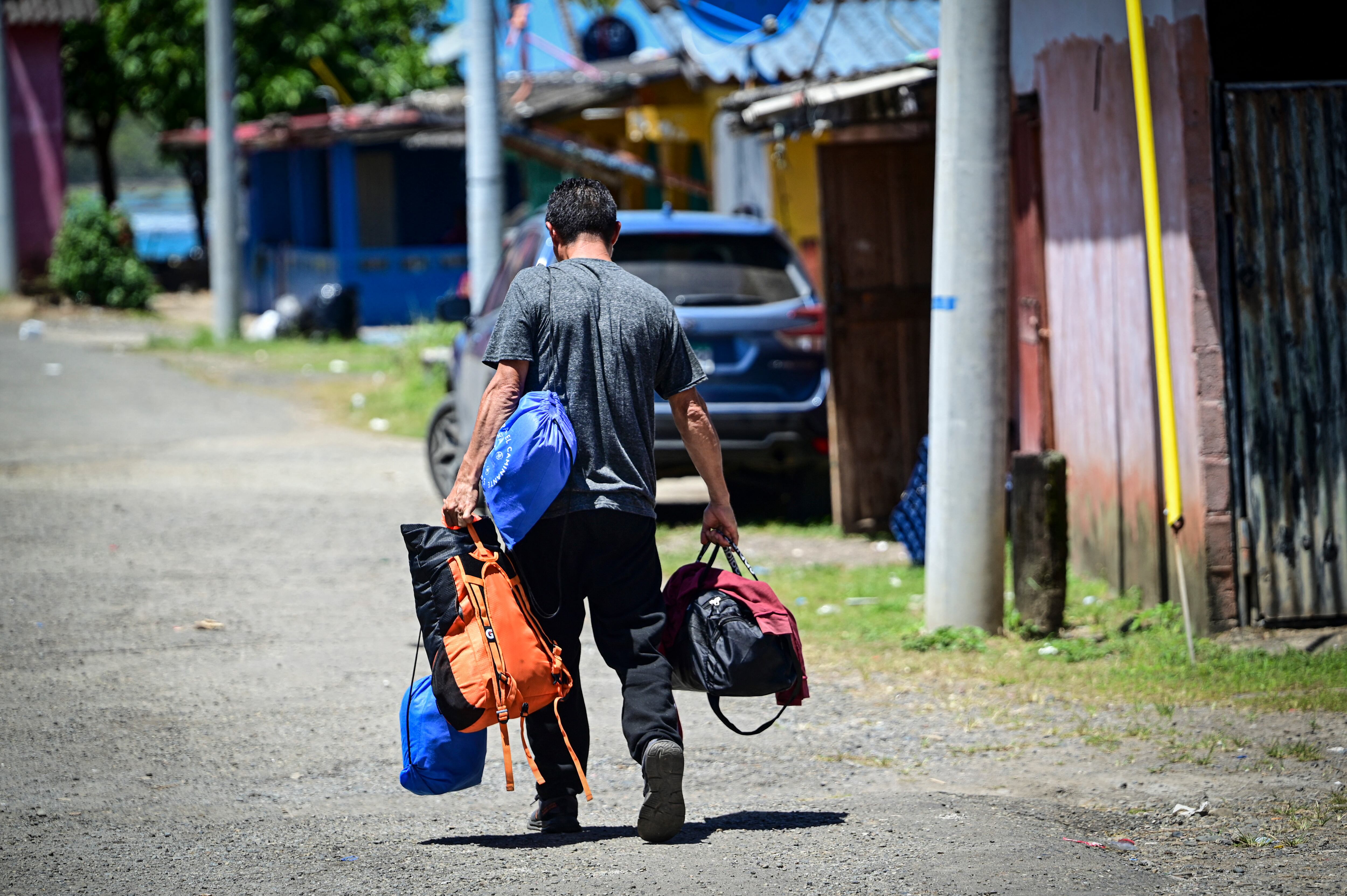 Un migrante venezolano llega a Miramar, cerca de Palenque, Panamá, para embarcarse con destino a Colombia, el 5 de marzo de 2025. Foto: MARTIN BERNETTI / AFP