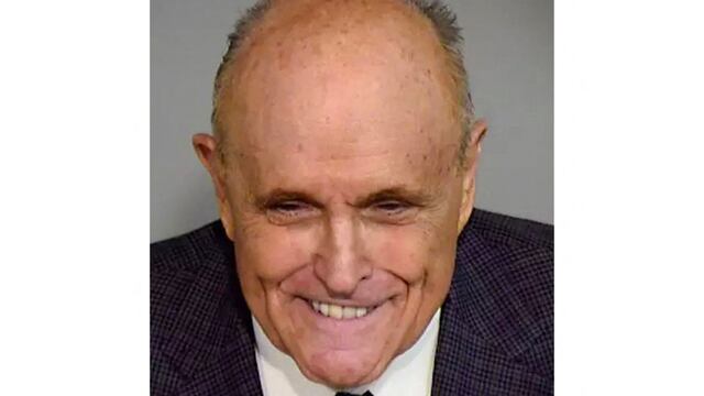 Rudy Giuliani es procesado por injerencia electoral en Arizona y le toman una foto policial