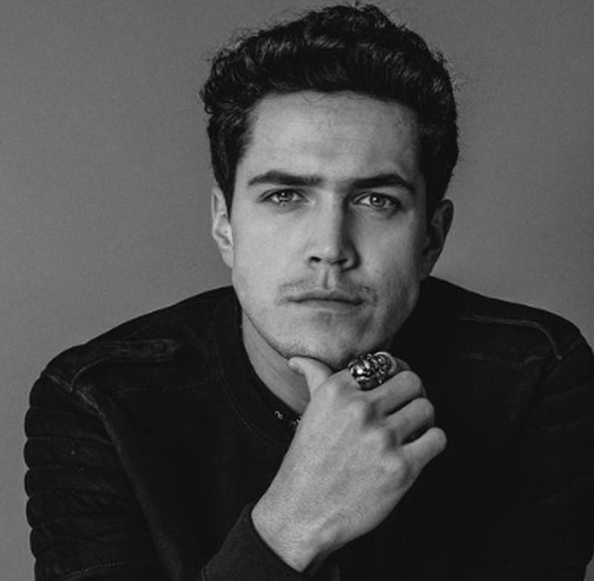 Mario Morán es Felipe Bravo en "La historia de Juana" (Foto: @estebancalderon / Instagram)