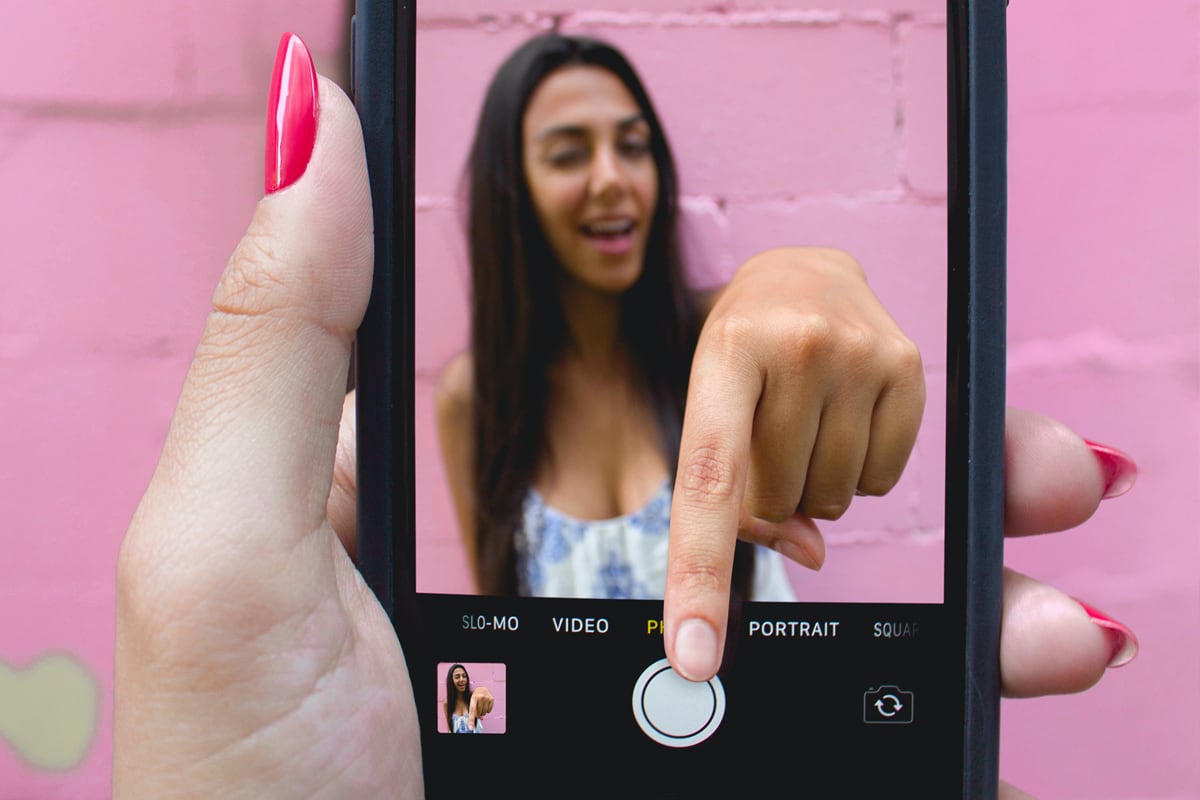 Con este truco puedes activar el modo espejo en las fotos de tu iPhone. (Foto: Pexels)