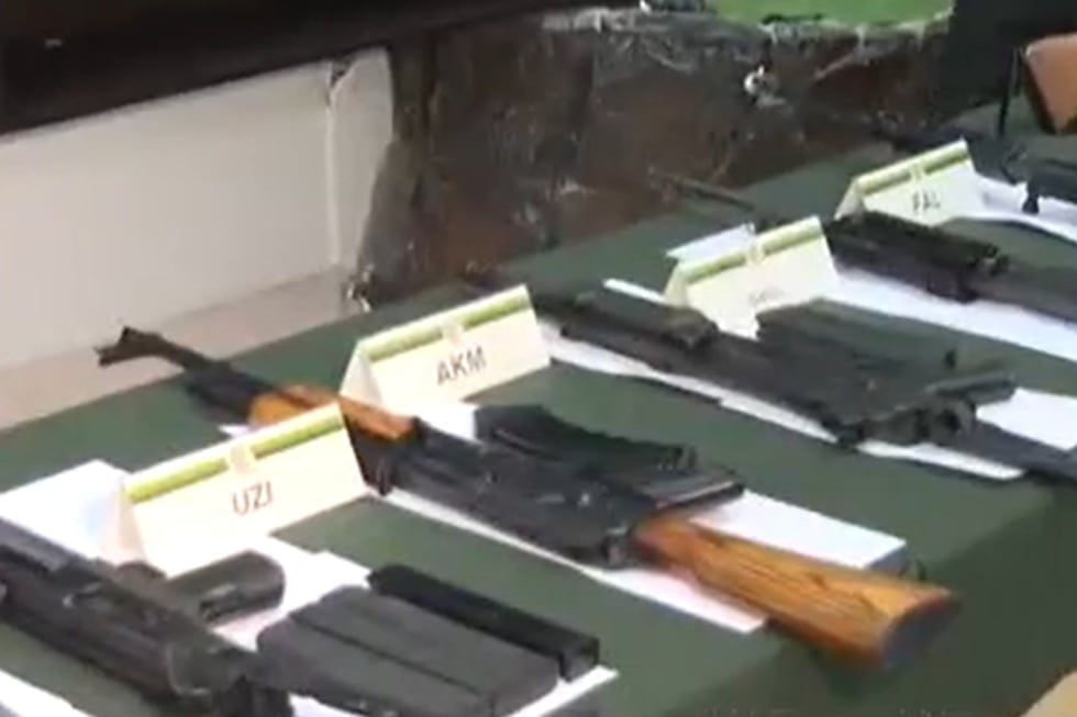 Armamento hallado por la PNP en el domicilio del detenido. (Foto: Captura/América Noticias)