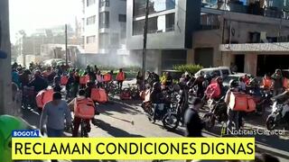 Trabajadores de Rappi queman mochilas frente a sede de la empresa en Bogotá | VIDEO