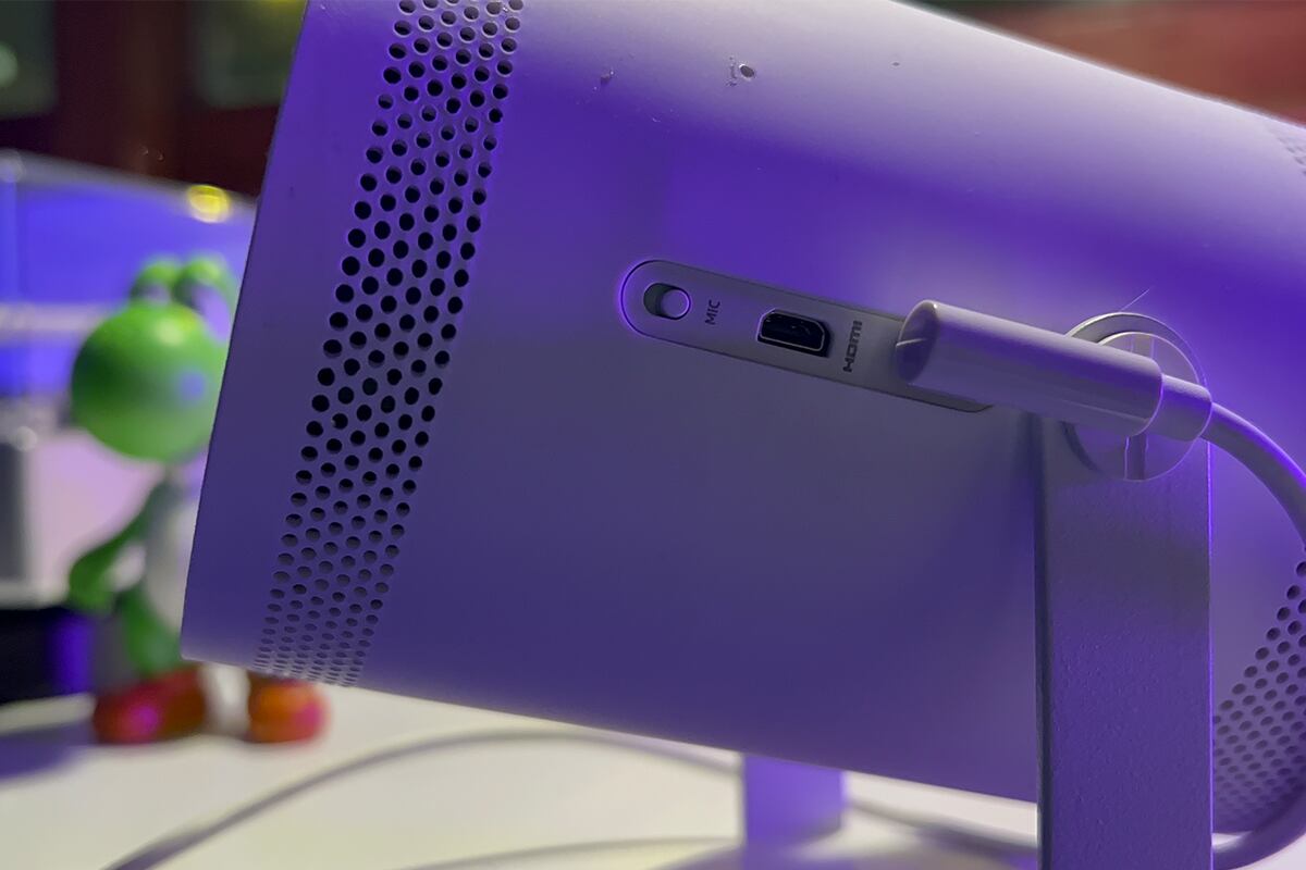 En la zona baja ubicamos una serie de ranuras con la finalidad de que el dispositivo no caliente. Allí sentirás aire escapar. (Foto: MAG - Rommel Yupanqui)