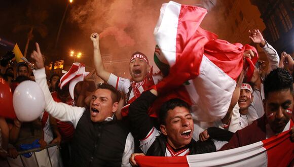 Hinchas de la selección peruana en la Plaza Mayor de Lima (Fuente: Newscom / Alamy Stock Photo)