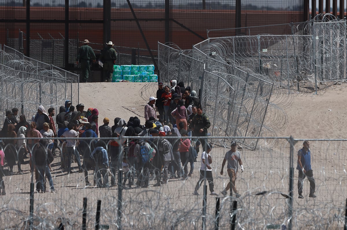 Migrantes en la frontera con Estados Unidos, en Ciudad Juárez, México, el 18 de abril de 2024. (Foto de Luis Torres / EFE)