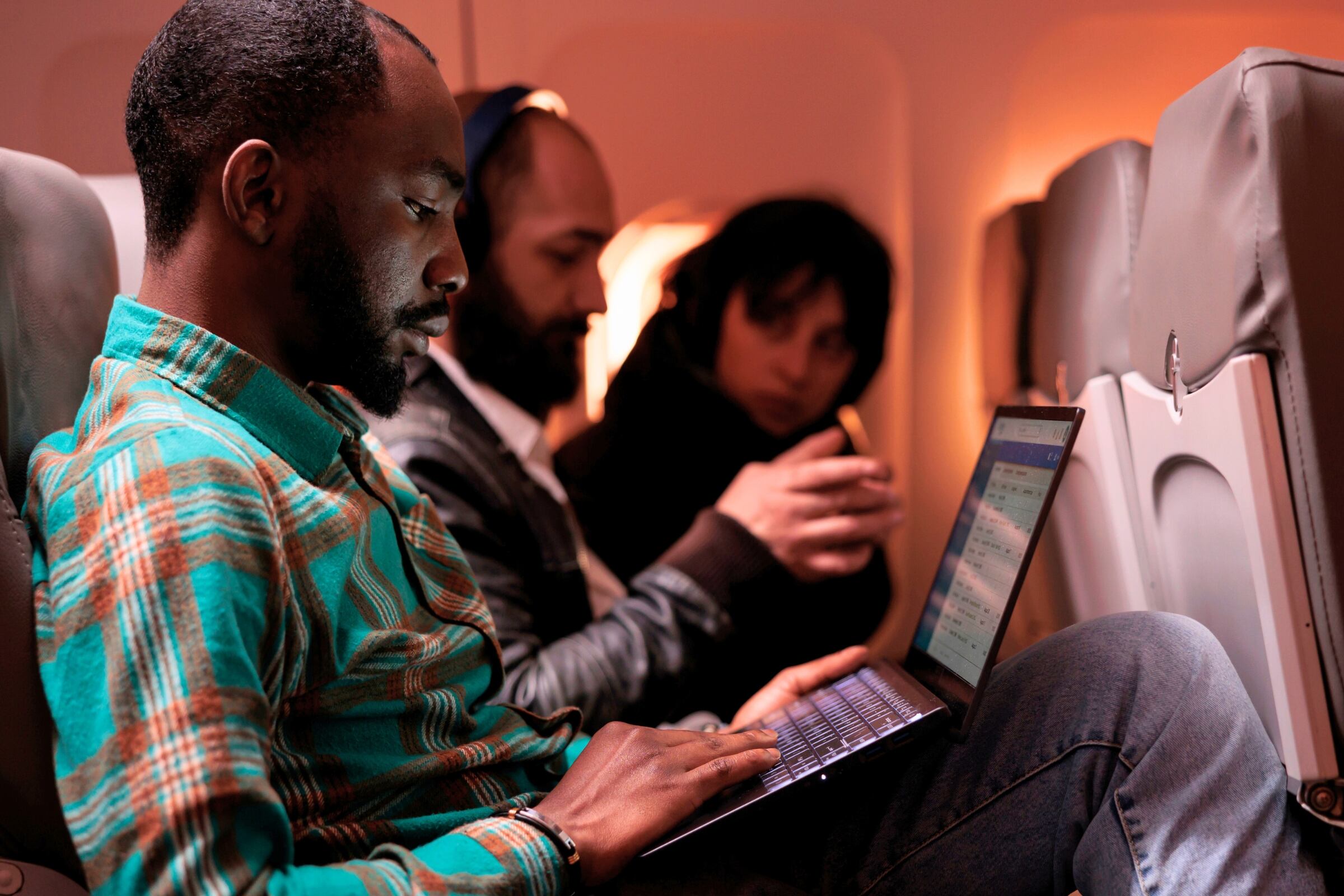 Hay algunos motivos por los que los tripulantes de un avión pueden hacerte bajar (Foto: Freepik)