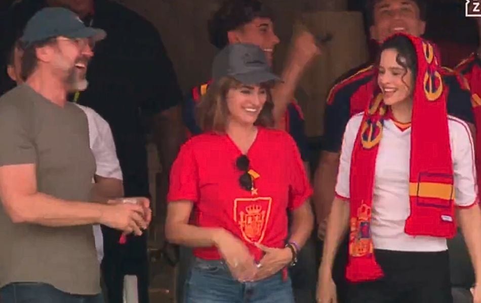 Rosalía y Penélope Cruz disfrutaron de la victoria de España sobre Austria. (Foto: Captura de video X / @rosaliaxarchive)