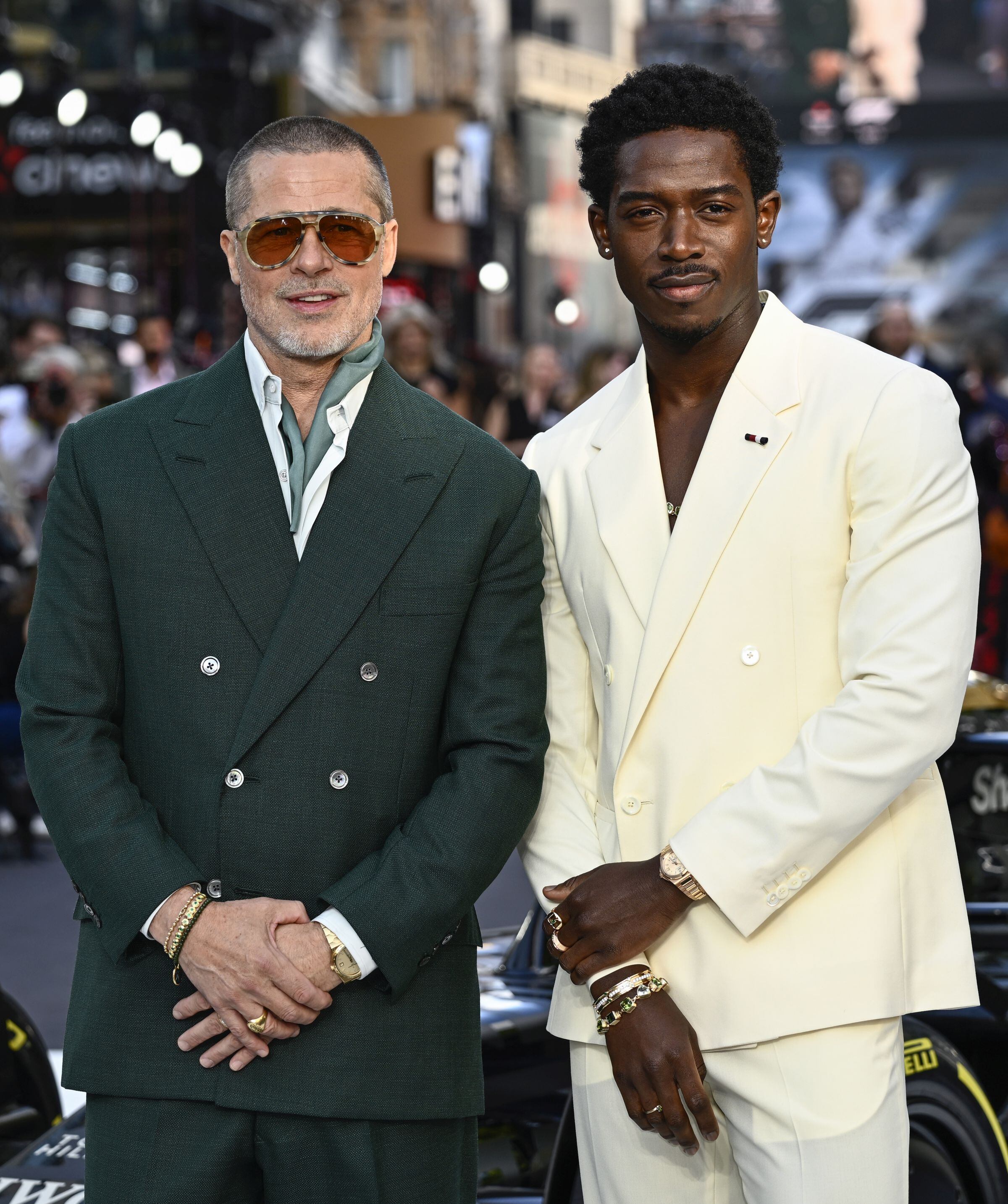 Damson Idris junto a su coprotagonista Brad Pitt en la película ‘F1’. (Foto: Gareth Cattermole / Getty Images)