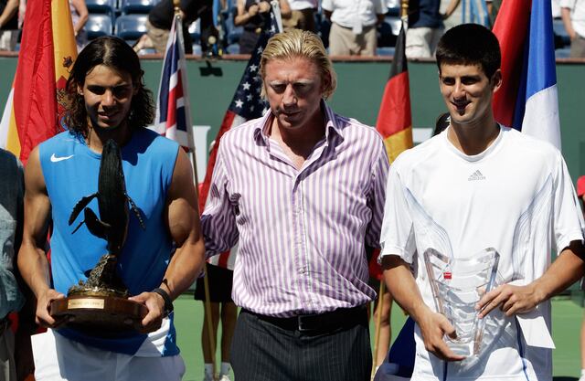 Rafael Nadal y Novak Djokovic muestran sus trofeos con el ex tenista Boris Becker de Alemania en el torneo de tenis Pacific Life Open 2007 en Indian Wells, California, el 18 de marzo de 2007. Nadal ganó la final. (Foto: AFP)