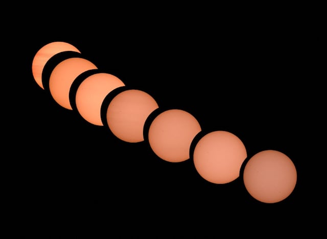 472
13 de agosto de 2026, Brandeburgo, Jacobsdorf: Un collage de siete fotografías individuales muestra la progresión del eclipse solar. El 12 de agosto de 2026, el Sol fue el centro de atención de los astrónomos. Esa noche tuvo lugar un importante eclipse solar parcial, durante el cual la Luna ocultó entre el 80 y el 90 por ciento del Sol —dependiendo de la región— en Alemania, transformándolo en una estrecha media luna. Foto: Patrick Pleul/dpa (Foto de PATRICK PLEUL / dpa Picture-Alliance vía AFP)