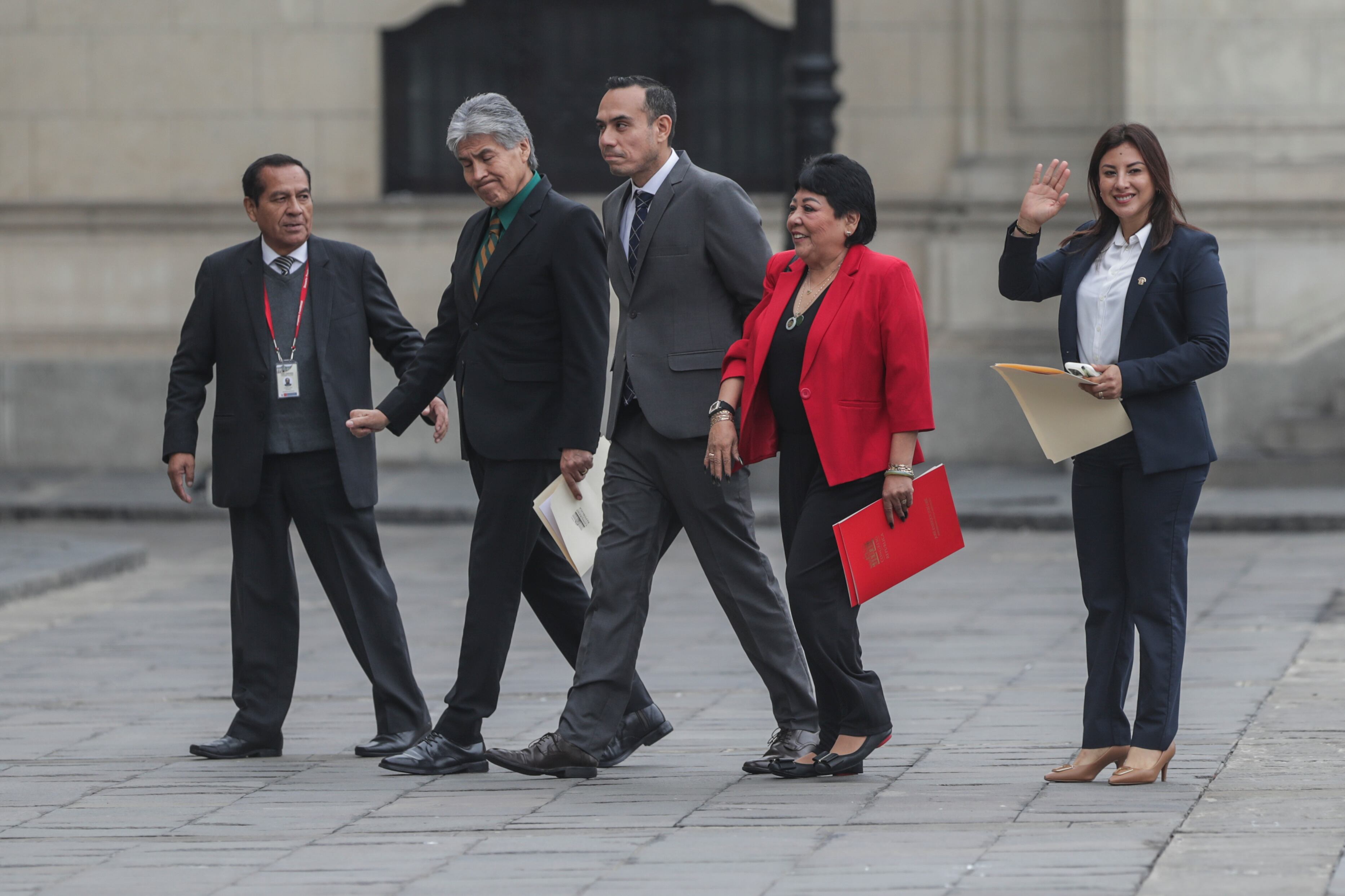 Lima 02 de mayo 2025
Llegada de la bancada parlamentaria Somos Perú - Partido Morado a palacio de gobierno para reunirse en mesa de trabajo con el poder ejecutivo.
Fotos: Julio Reaño/@photo.gec