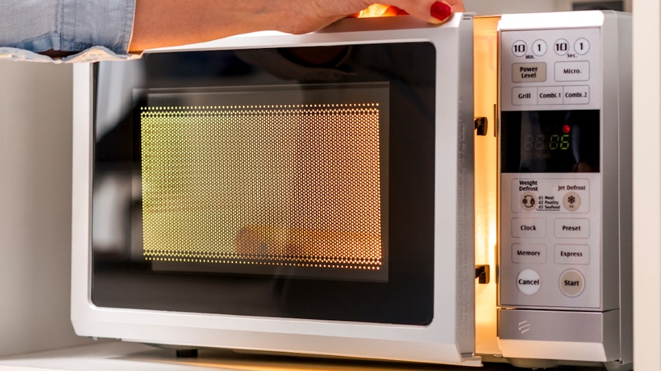 Misterio resuelto: por qué los microondas tienen esos ‘agujeritos negros’ en la puerta