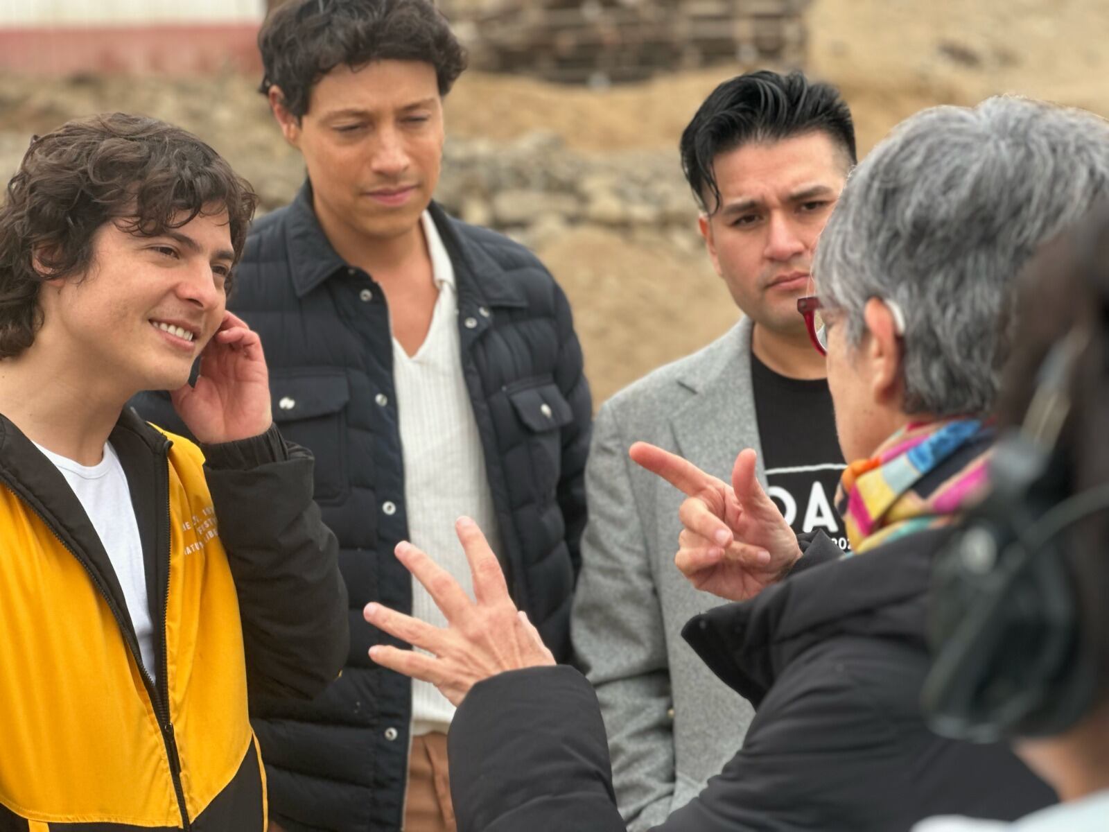 Mario Cortijo, Reynaldo Pacheco y Deyvis Orosco conversan con Michelle Alexander durante las grabaciones de la telenovela en Collique, Comas. (Foto: Del Barrio Producciones)