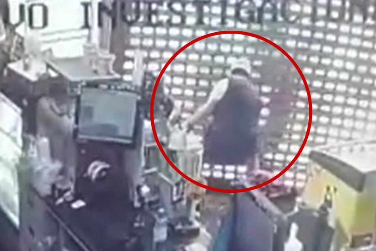 Ladrón ingresó a una tienda, amenazó a un trabajador, pero este y su compañera lo encerraron dentro del establecimiento. (Foto: Captura/América Noticias)
