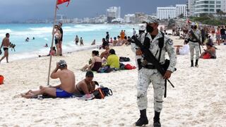 Con fusiles en mano, militares dan seguridad a los turistas en Cancún y otras joyas del Caribe mexicano | FOTOS