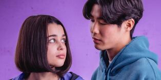 Los jóvenes actores Berta Castañé y Jae Woo Yang lideran el elenco de la película española "Sigue mi voz" como Klara y Kang, respectivamente (Foto: Zeta Cinema)
