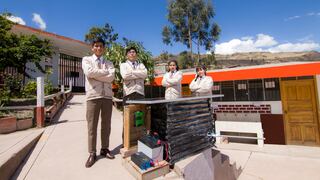 Escolares crean terma ecológica para calentar el agua helada que sale de los lavatorios de su escuela en Huancavelica