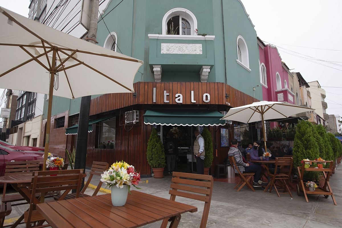 La terraza del Ítalo es bastante amplia. Ahí podrá consumir tranquilamente su variada carta con causas, pastel de espárrago, espinacas, alcachofa o acelga; butifarras, pizzas de alcachofas, champiñones o hawaianas; empanadas de carne pollo o jamón con queso. (Foto: Andrés Paredes)