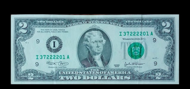 El valor de un billete de US$2 si le falta un dígito en el número de serie