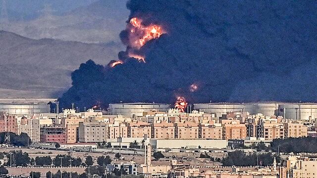 Ataques con drones y misiles provocan un gran incendio en instalaciones de Aramco en Arabia Saudita