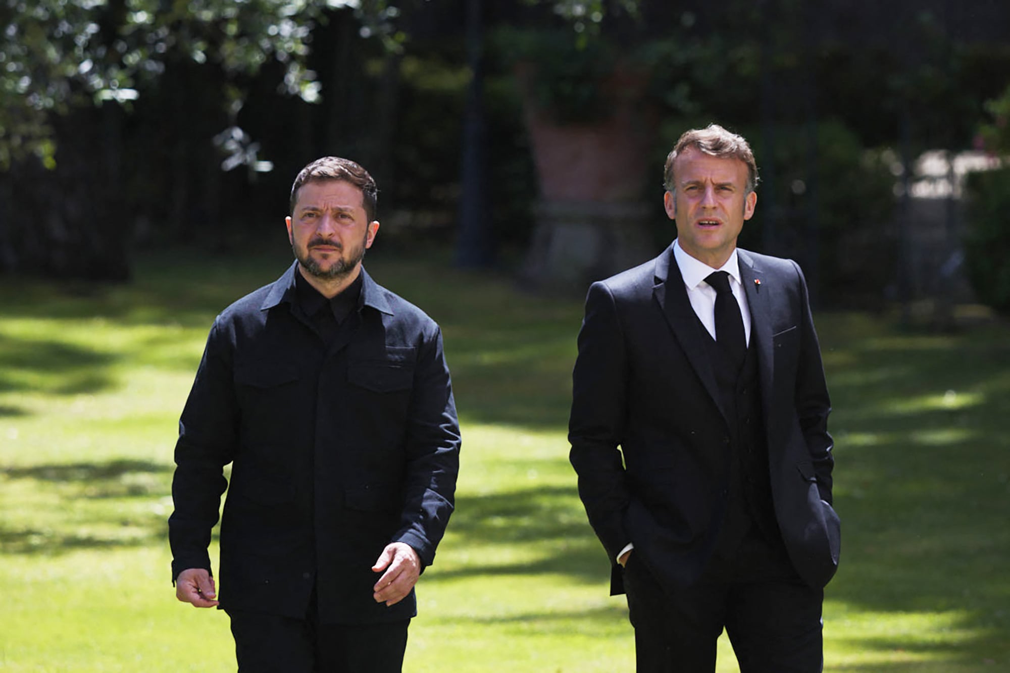 El presidente de Ucrania, Volodymyr Zelensky (izq.), y el presidente de Francia, Emmanuel Macron (der.), caminan durante su encuentro al margen del funeral del papa Francisco en Roma. (Foto: Handout / SERVICIO DE PRENSA PRESIDENCIAL DE UCRANIA / AFP)