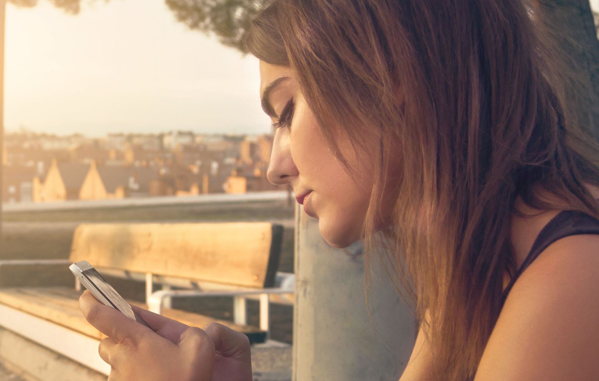 Mujer observa su teléfono. (Foto: Pixabay)