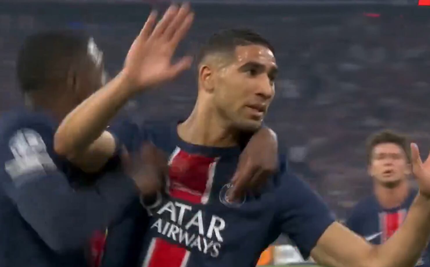 El lateral marroquí incursionó en el área rival y solo tuvo que empujar el balón ante el pase de Doué.