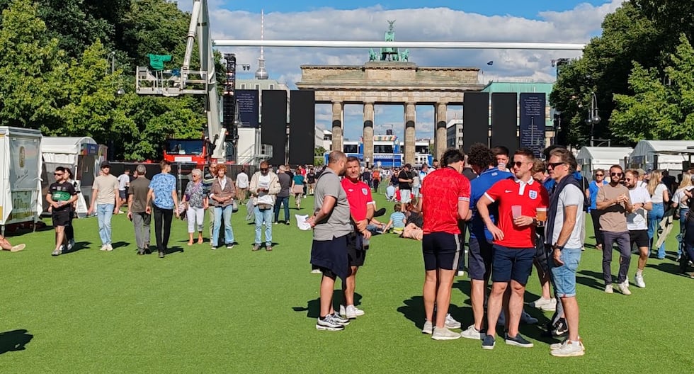 Hinchas ingleses en la fan zone de Puerta de Brandeburgo. (Foto: Diego Barrio de Mendoza)