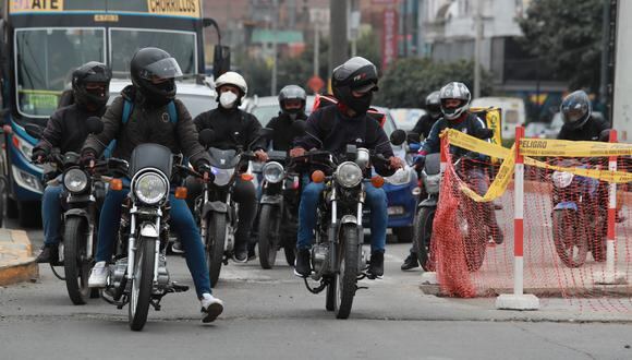 La propuesta establece que los chalecos lleven impreso el número de placa de la moto y que los cascos cumplan con requerimientos técnicos. (Foto: El Comercio)