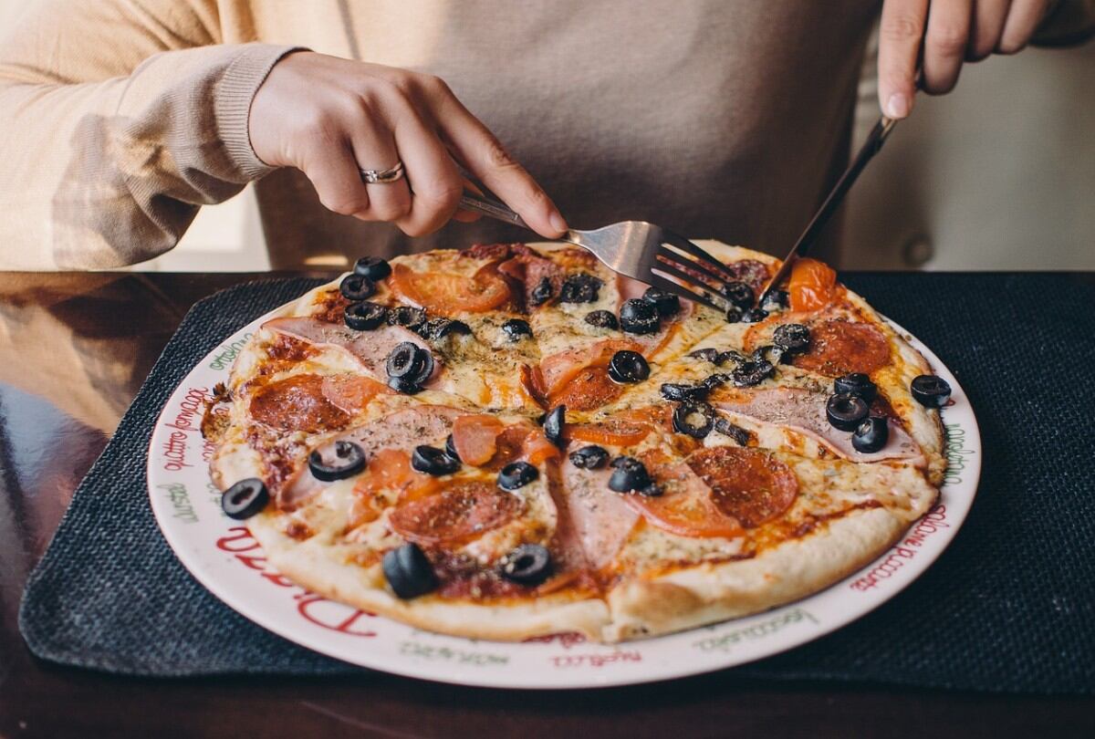 Así es el simple truco de una usuaria para quitar el exceso de grasa de una pizza. (Foto referencial: StockSnap / Pixabay)