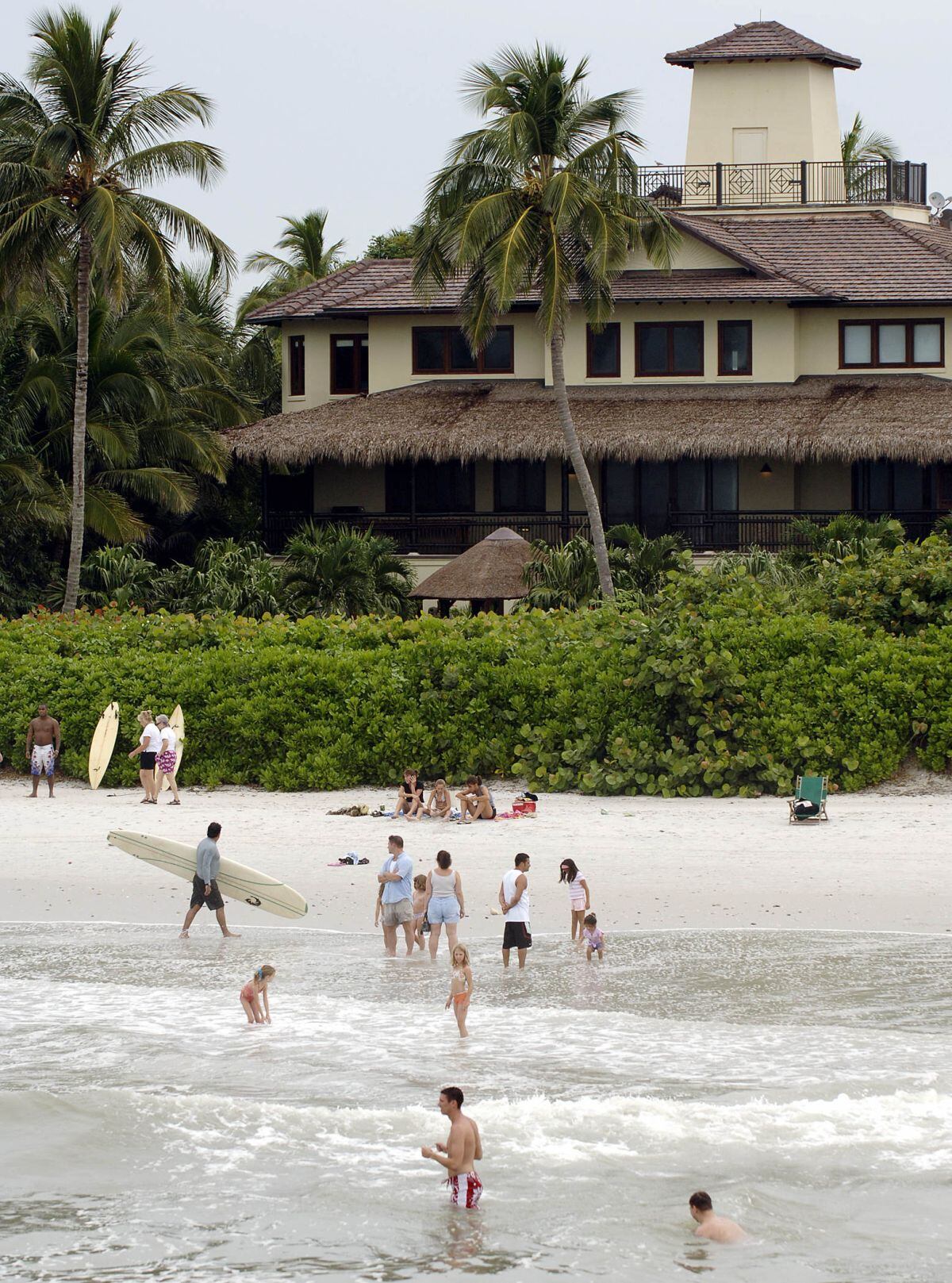 La gente se reúne en la playa el 22 de octubre de 2005, en Naples, Florida (Foto: Stan Honda / AFP)
