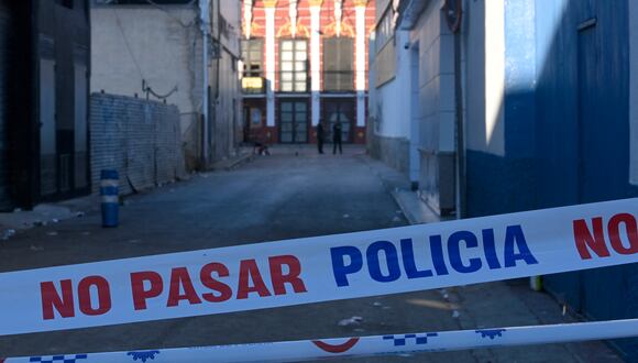 Al menos 13 personas murieron en un incendio en un club nocturno español el 1 de octubre por la mañana, dijeron las autoridades, con el temor de que el número de víctimas aún pueda aumentar a medida que los rescatistas revisen los escombros. (Foto de JOSÉ JORDANIA / AFP)