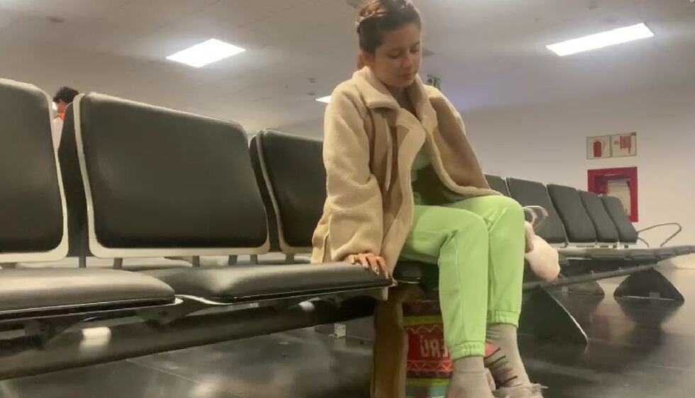 Desde el 30 de enero, Duiliana Sánchez pasa sus días en el área internacional del aeropuerto Jorge Chávez sin que se le permita pisar suelo peruano. Las sillas del terminal son su cama.