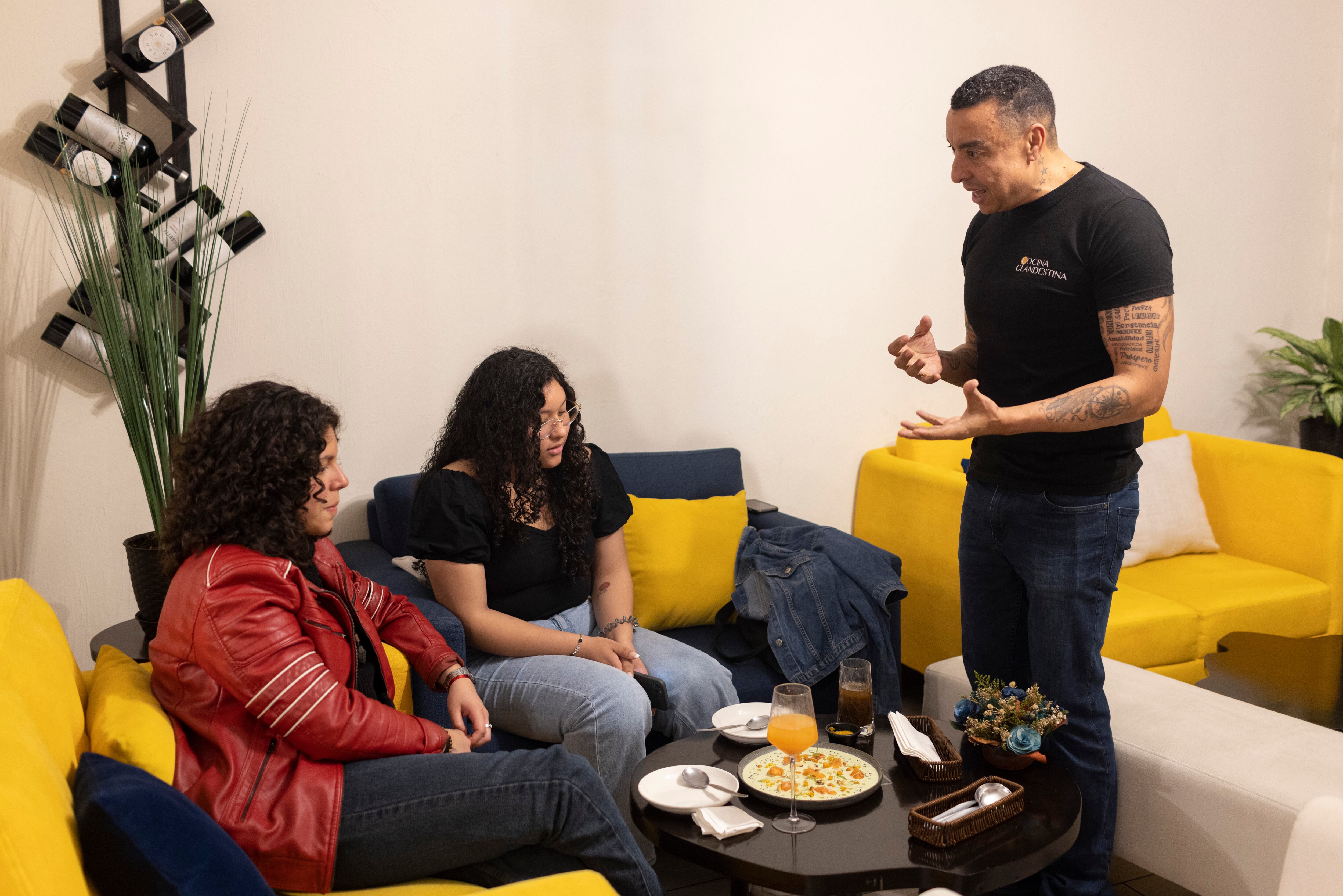 El chef Hans Pueller, de Cocina Clandestina, explica a sus clientes cada paso mientras sirve en la mesa. La dinámica se caracteriza por ser personalizada.