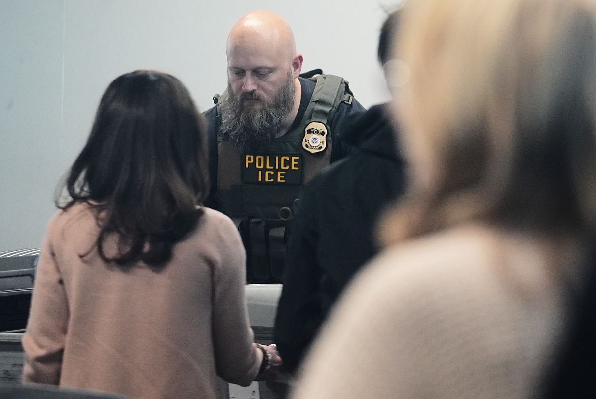Si el ICE te aborda en un aeropuerto, conocer tus derechos puede marcar la diferencia. (Foto: AP Photo/Nam Y. Huh)