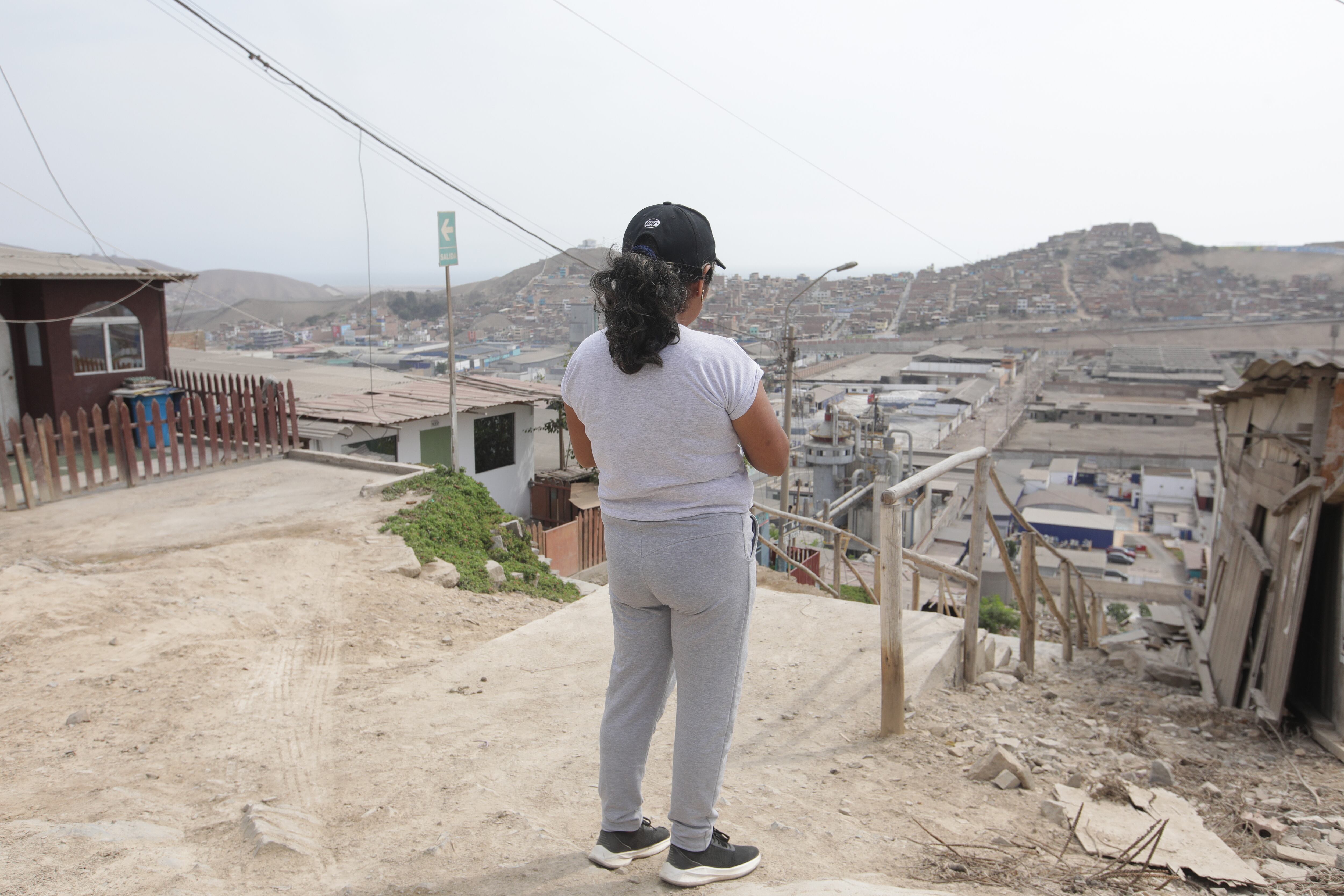 Manuela tiene dos hijas adolescentes contaminadas con plomo, en categoría I. Las dos estudian en el colegio Kumamoto, uno de los más afectados por la contaminación. Ella espera que la ordenanza concluya con el cierre de las fábricas que vienen afectando la salud de su familia y vecinos por años.