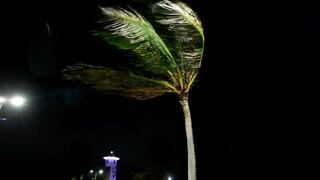 El huracán Earl pierde fuerza a su paso por Belice [VIDEO]