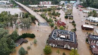 El momento en que el huracán Helene arrasa un pueblo de Carolina del Norte y se lleva el auto de un hombre
