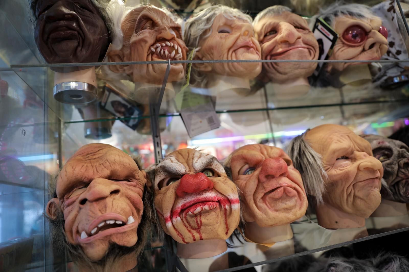 Manuel Balbuena, fundador de La Casa de las Bromas, fabrica sus propias máscaras de látex de forma artesanal.